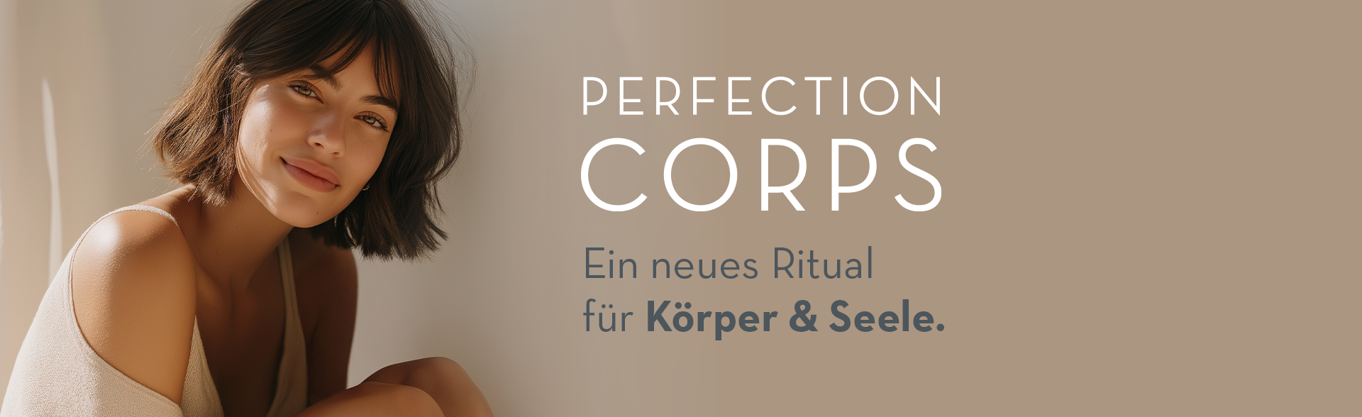 Frau im warmen Licht mit dem Schriftzug „PERFECTION CORPS – Ein neues Ritual für Körper & Seele“ auf beigefarbenem Hintergrund.